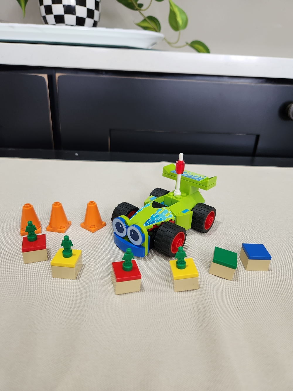 Lego 10766 Toy Story 4, Car With Woody And 5 Army Men No Box